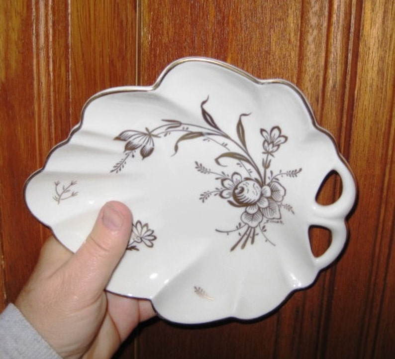 gifts under 30 women Pickard Embossed Leaf Dish Great Great condition Pickard China