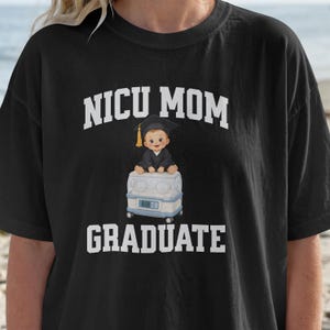 Camiseta para mamás graduadas de la UCIN / Ilustración de un bebé en una incubadora