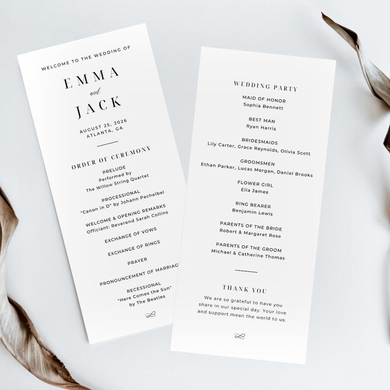 Pu&ograve; includere: Due programmi di nozze bianchi con testo nero. I programmi elencano i dettagli del matrimonio, inclusi i nomi Emma e Jack, la data e l'ordine della cerimonia. I programmi elencano anche gli invitati al matrimonio.