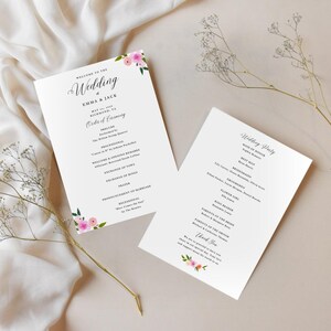 以下が含まれることがあります： フローラルアクセントが付いた2つの白い結婚式のプログラム。プログラムはエレガントなカリグラフィーを特徴とし、セレモニーの順序と結婚式のパーティーの詳細が含まれています。ピンクと緑の水彩画の花が隅を飾っています。