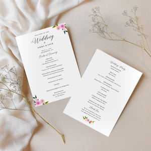 K&ouml;nnte beinhalten: Hochzeitszeremonie-Programm mit floralen Akzenten und einer passenden Hochzeitsgesellschaft-Liste. Das Programm beinhaltet die Reihenfolge der Zeremonie, den Einzug, die Begr&uuml;&szlig;ung und die Er&ouml;ffnungsreden, den Austausch der Gel&uuml;bde, den Austausch der Ringe, das Gebet, die Erkl&auml;rung der Ehe und den Auszug. Die Hochzeitsgesellschaft-Liste beinhaltet die Trauzeugin, den Trauzeugen, die Brautjungfern, die Br&auml;utigamsm&auml;nner, die Blumenm&auml;dchen, den Ringtr&auml;ger, die Eltern der Braut und die Eltern des Br&auml;utigams.