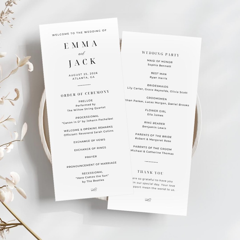 Pu&ograve; includere: Due programmi di nozze bianchi con testo nero. Il programma di sinistra recita "Benvenuti al matrimonio di Emma e Jack" ed elenca l'ordine della cerimonia. Il programma di destra elenca gli invitati al matrimonio.