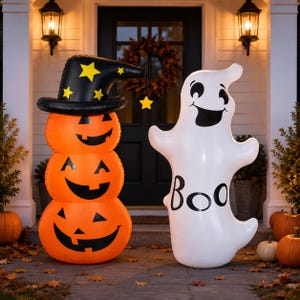 Peut inclure: Une décoration gonflable d'Halloween composée d'une pile de trois citrouilles orange portant un chapeau de sorcière noir à étoiles jaunes, à côté d'un fantôme gonflable blanc avec le mot Boo imprimé en noir sur le devant.