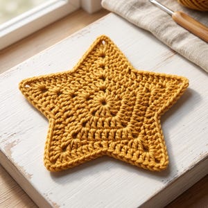 Può includere: Un sottobicchiere a forma di stella a cinque punte realizzato in filato giallo senape, caratterizzato da un fitto motivo a uncinetto con un centro circolare che si irradia verso le punte, creando un design tessile fatto a mano.