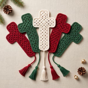 Puede incluir: Cinco marcapáginas con forma de cruz hechos de hilo de ganchillo en colores rojo, verde y crema. Cada marcapáginas presenta un patrón de punto granny texturizado y una borla de hilo a juego unida en la parte inferior. Dispuestos en abanico.
