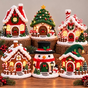 Può includere: Una collezione di sei strutture natalizie all'uncinetto che includono case, un pupazzo di neve e un albero, tutte caratterizzate da accenti di neve in filato bianco, illuminazione interna calda e decorazioni festive come ghirlande.