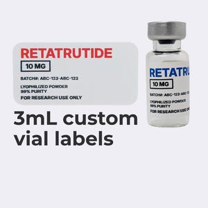 Può includere: Un flacone in vetro trasparente da 3 ml con tappo argentato e un'etichetta bianca con il testo RETATRUTIDE, 10 MG, BATCH#: ABC-123-ABC-123, LYOPHILIZED POWDER, 99% PURITY, FOR RESEARCH USE ONLY. Un'etichetta rettangolare separata riporta le stesse informazioni.