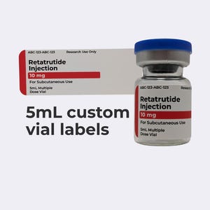 Può includere: Un flacone in vetro trasparente con tappo blu e un'etichetta bianca con il testo Retatrutide Injection 10 mg, For Subcutaneous Use, 5mL Multiple Dose Vial, ABC-123-ABC-123 e Research Use Only. Un'etichetta rettangolare abbinata è posta accanto.