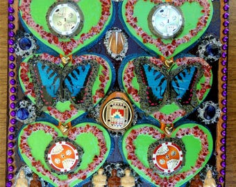 Schmetterlings-Poker-Wandbild-Collage, Mixed-Media-Assemblage, Fundstücke auf Holz, Glenn Shiring 2023, signiertes Original