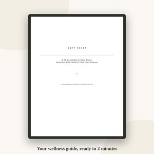Peut inclure: Un document numérique intitulé Soft Reset, A 21-Day Guide to Slow Down, Declutter Your Mind & Find Your Balance. La page blanche présente du texte noir, une fine ligne horizontale et un petit point orange. En dessous, le texte indique Your wellness guide, ready in 2 minutes et un bouton vert marqué INSTANT PDF DOWNLOAD.