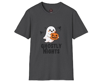 Puede incluir: Una camiseta gris oscuro de manga corta con un gráfico de un fantasma blanco sosteniendo una calabaza naranja. Dos arañas negras se sitúan sobre el fantasma y el texto GHOSTLY NIGHTS aparece impreso en negro debajo del gráfico.