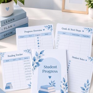 Puede incluir: Un conjunto de hojas de seguimiento para estudiantes con detalles florales azules e iconos de corazones. Las p&aacute;ginas incluyen secciones tituladas Progress Overview, Goals & Next Steps, Reading Tracker y Student Notes con tablas impresas.