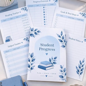 Puede incluir: Un conjunto de planificadores de progreso estudiantil con p&aacute;ginas blancas, ilustraciones de hojas azules y textos como Student Progress, Reading Tracker, Progress Overview, Goals & Next Steps y Subject Tracker. Incluye un cuaderno de espiral azul con el texto Small Steps Big Progress y un bol&iacute;grafo azul.