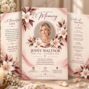 Könnte beinhalten: Ein dreifach gefaltetes Trauerprogramm mit einem Porträt von Jenny Waltnor, umgeben von burgunderroten und cremefarbenen Blumenillustrationen. Der Text enthält In Loving Memory, A Beautiful Life, Order of Service und Details zum 10. September 2022.