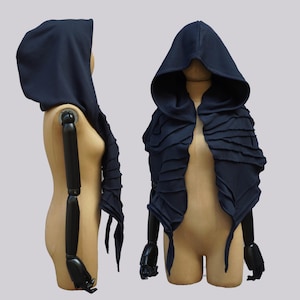 Puede incluir: Una bufanda con capucha azul oscuro con un diseño fruncido. La bufanda está hecha de una tela suave y cómoda y se puede usar como un calentador de cuello o un accesorio elegante.
