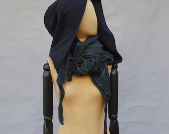 Schwarzer Kapuzenschal, A-Symetrisch schwarz, Bio, Patchwork, Innennähte nach außen, oversized Distressed, XXL viktorianisch, große Kapuze, Wanderer