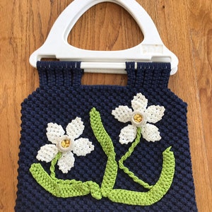 Vintage 1970 Macrame Bolso ~ Bolso ~ Acento floral ~ Tamaño grande ~ Manijas de plástico ~ Hecho a medida.