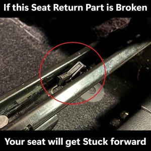 Puede incluir: Un mecanismo de pieza de retorno de asiento de metal negro instalado dentro de un sistema de rieles de asiento de vehículo. Un círculo rojo resalta el pequeño componente rectangular. La imagen incluye el texto: If this Seat Return Part is Broken Your seat will get Stuck forward.