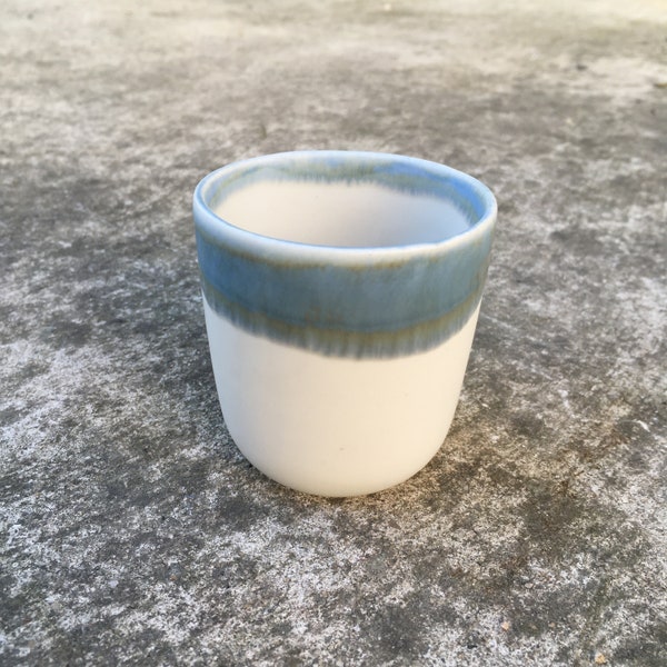 Tasse artisanale en porcelaine , céramique décor bleuté