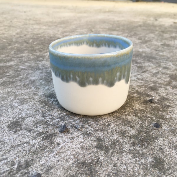Tasse en porcelaine émaillée bleu