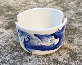 Porte-éponge en porcelaine blanche décorée bleue et émaillée