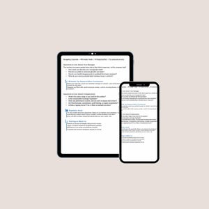 Może przedstawiać: Tablet i smartfon wyświetlające dokument cyfrowy zatytułowany Navigating Corporate—HR Insider Guide. Ekrany pokazują czarny tekst na białym tle, zawierający sekcje dotyczące pytań do menedżerów, wynagrodzenia oraz scenariuszy negocjacyjnych.