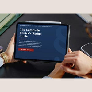 Puede incluir: Una tableta que muestra un documento titulado The Complete Renter's Rights Guide. La pantalla presenta un fondo azul oscuro con texto blanco, un botón rojo etiquetado como National Edition y un lápiz óptico blanco sobre el borde superior.