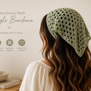 Puede incluir: Un pañuelo triangular de ganchillo en color verde salvia con un patrón calado de punto granny. El texto en la imagen dice: Easy Granny Stitch Triangle Bandana, HANDMADE WITH LOVE, LIGHTWEIGHT & BREATHABLE, BEGINNER FRIENDLY, PERFECT FOR SUMMER.