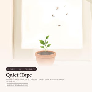 Op de afbeelding: Een digitale planner getiteld Quiet Hope, een invulbare planner voor vruchtbaarheids- en IVF-trajecten met 23 pagina's in A4-formaat. De afbeelding toont een kleine groene plant in een terracotta pot tegen een crèmekleurige achtergrond.
