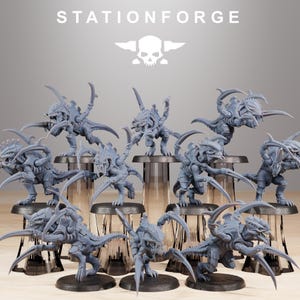 Puede incluir: Una colección de nueve figuras en miniatura de criaturas alienígenas grises sin pintar, con garras afiladas y aspecto reptiliano, sobre soportes negros circulares. El texto STATIONFORGE aparece en la parte superior con un logotipo de calavera.