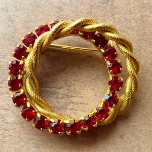 Red rhinestone circle brooch pin, Gold toned metal, Estate jewelry, 1960s, MCM, Mid Century Modern, Sustainable, Great, Holiday brooch, Gift