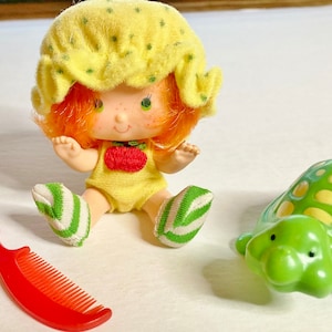 Strawberry Shortcake Apple Dumpling with Tea Time Turtle ORIGINAL 1979 Vintage Flat Hands Stripy Socks Shoes Scented Collectable Kenner