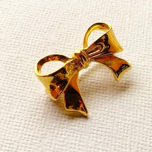 Tiny petite bow brooch pin, Gold toned metal, Estate jewelry, 1980s, MCM, Mid Century Modern, Sustainable, Great, Gift