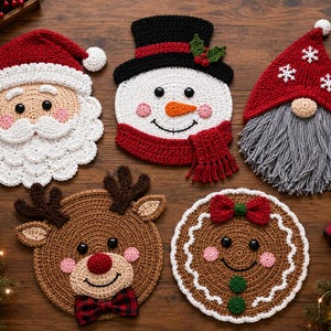 Könnte beinhalten: Ein Set aus fünf runden Häkeldekorationen für die Feiertage, bestehend aus einem Weihnachtsmann, einem Schneemann mit schwarzem Hut, einem Wichtel mit roter Mütze und grauem Bart, einem Rentier mit karierter Fliege und einem Lebkuchenmann mit roter Schleife.