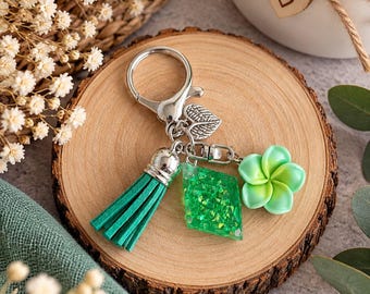 Green keychain with floral charms and pom-pom, glittery resin, original handmade accessory