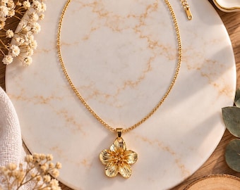 Gold flower necklace in stainless steel, elegant floral pendant, women's jewelry, gift idea