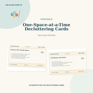 Peut inclure: Cartes de désencombrement imprimables One-Space-at-a-Time Sea Glass Edition comprenant deux cartes de 3x5 avec des instructions pour un désencombrement de 10 minutes et le choix d'un petit espace. Cartes crème, texte bleu foncé, icônes circulaires.