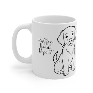 Könnte beinhalten: Eine weiße Keramiktasse mit einer schwarzen Strichzeichnung eines sitzenden Welpen. Links neben dem Welpen steht der Text Kaffee. Hund. Repeat. in einer Schreibschrift. Die Tasse hat einen geschwungenen Henkel auf der linken Seite.