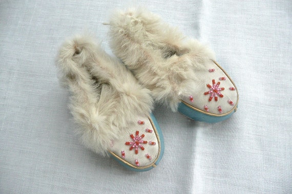 Vintage Hausschuhe Kinder Mokassins Native Indian blau Leder Hausschuhe Perlen Dekoration Kleinkinder Hausschuhe Kaninchen Pelz Hausschuhe Vintage Hausschuhe Kinder Mokassins Native Indian blau Leder Hausschuhe Perlen Dekoration Kleinkinder Hausschuhe Kaninchen Pelz Hausschuhe