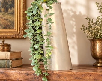 Fioriera alta in metallo grigio con bordo decorativo a perline.