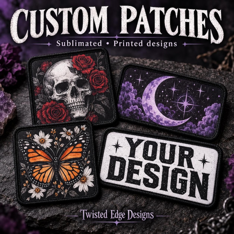 Pode incluir: Quatro emblemas retangulares personalizados com designs variados: um cr&acirc;nio rodeado por rosas vermelhas, uma lua crescente roxa com estrelas e nuvens, uma borboleta monarca laranja com flores brancas e um emblema branco com o texto YOUR DESIGN.