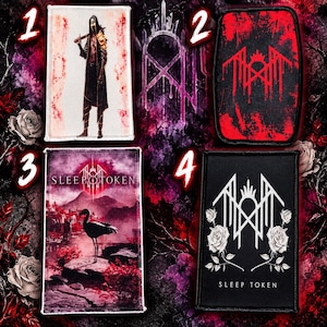 Può includere: Quattro toppe rettangolari in tessuto con disegni Sleep Token. Il numero 1 mostra una figura con una veste scura. Il 2 mostra un logo rosso e nero. Il 3 raffigura un fenicottero in un paesaggio con il testo Sleep Token. Il 4 mostra un logo bianco e rose.