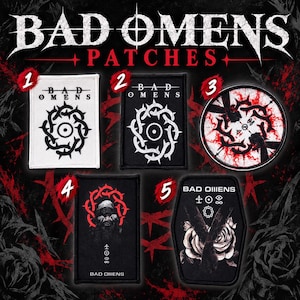 Può includere: Cinque toppe ricamate con il testo BAD OMENS. Il numero 1 è bianco con grafiche nere, il 2 è nero con grafiche bianche, il 3 è circolare con immagini rosse e nere, il 4 è nero con grafiche rosse e il 5 è a forma di bara con motivi floreali.