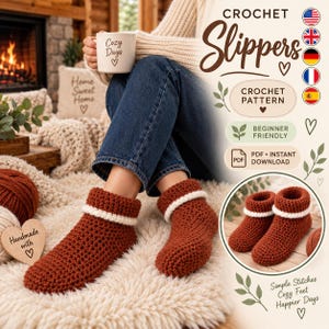 Può includere: Uno schema all'uncinetto per pantofole con il testo Crochet Slippers, Beginner Friendly e PDF Instant Download. L'immagine mostra pantofole color ruggine con un risvolto bianco, una tazza con la scritta Cozy Days e un'etichetta a cuore Handmade with.