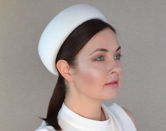 Bridal hat INES - Classic Bridal Pillbox Hat with Pearls - Ivory Pillbox Hat - Bridal Headpiece - Jacqueline Hat - Hat Bride - Ivory Hat