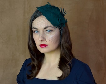 Flaschengrüner Filz Fascinator mit Federn und Birdcage Schleier - Grüner Fascinator - Winter Hochzeit - Grüner Weihnachts Fascinator - Cocktail Hut