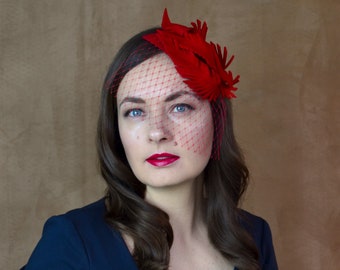 Bibi en feutre rouge avec plumes et voile cage à oiseaux - Bibi rouge - Mariage d'hiver - Bibi de mariée rouge - Chapeau de cocktail rouge