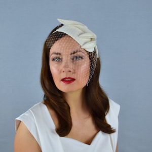 Elegant Bridal Headpiece with Birdcage Veil - White Fascinator - Bridal Hat - Bridal Fascinator - Fascinator Hat - Hat Bride - Bridal Shower