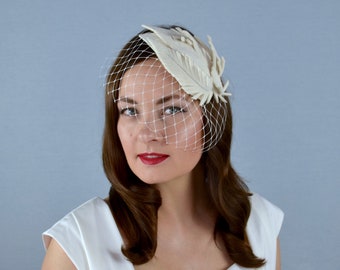 Weißer Filz Fascinator mit Federn und Vogelkäfig Schleier - Creme Fascinator - Winter Hochzeit - Braut Fascinator - Fascinator Hüte - Taufe