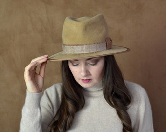 Camel vilten fedora hoed met tweekleurige linten - Fedora hoed dames - Fedora Hoed - Wintermuts - Vilt Fedora Hoed - Camel Fedora Hoed